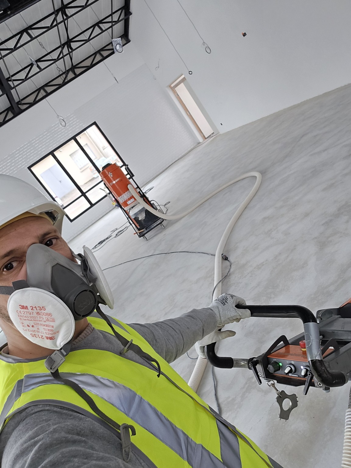 Préparation mécanique d’un sol sur chantier par Look Résine